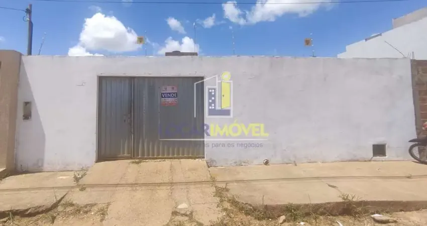 Casa de 2 quartos em terreno de 200 m² com garagem para 5 carros no Felícia, próximo de tudo.
