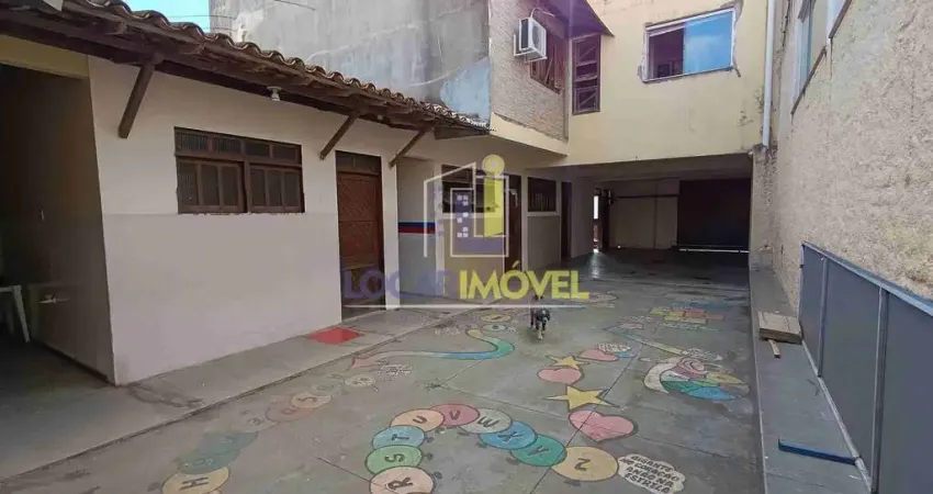 Conjunto comercial para locação com 6 salas, 3 banheiros, pátio grande no Alto Maron, Vitória da Co