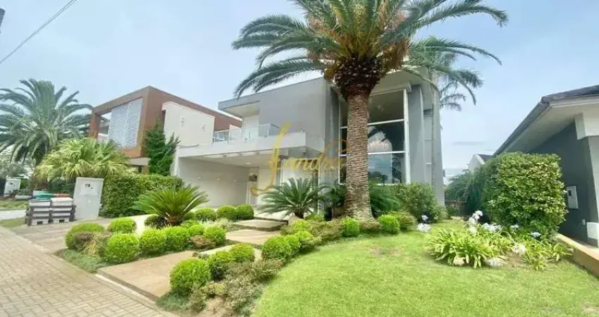 Sobrado em condomínio fechado 04 suítes com 305m² de área construída