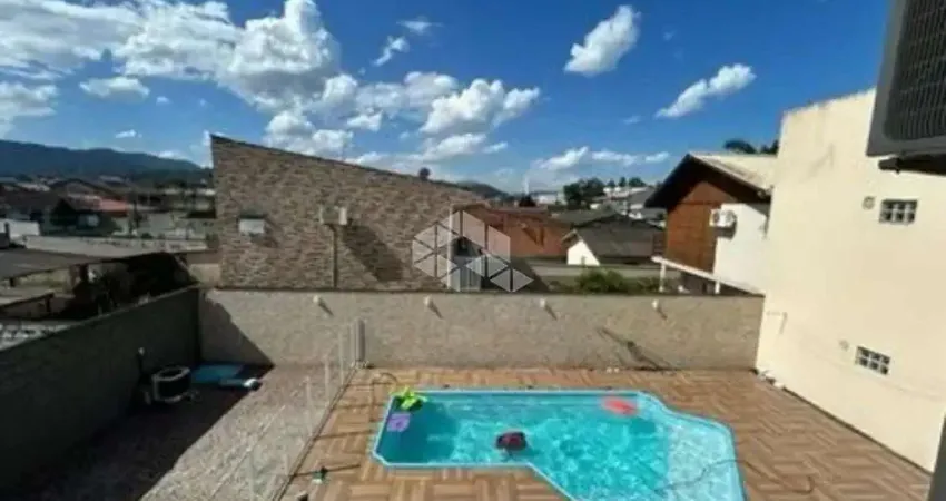 Linda casa mobiliada e equipada, com 236,47m², em localização privilegiada.