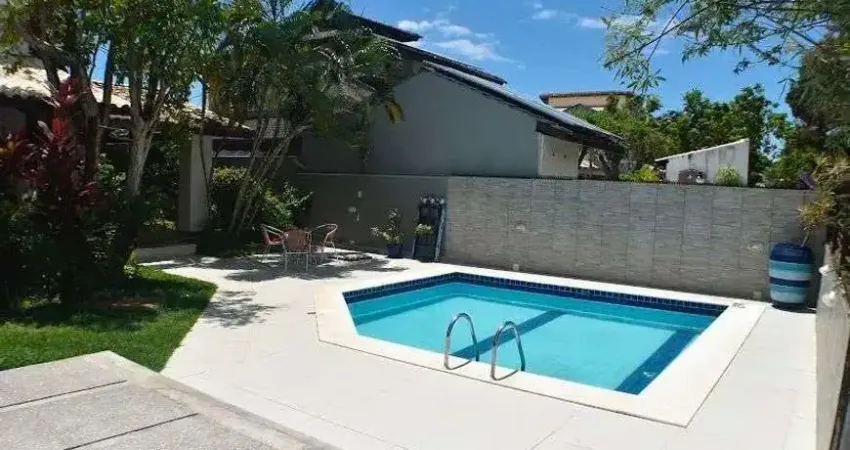 Linda casa condominio fechado 4/4 sendo 2 suíte, piscina, infraestrutura completa.