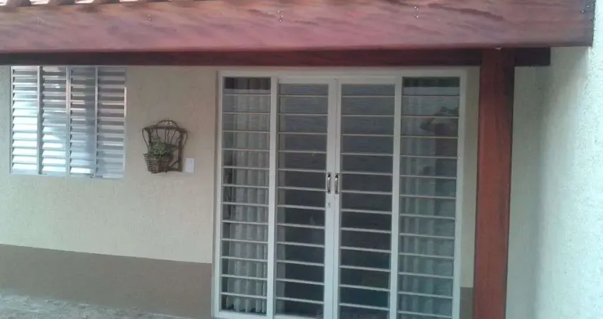 Oportunidade! Casa com 3 quartos e quintal em bairro tranquilo