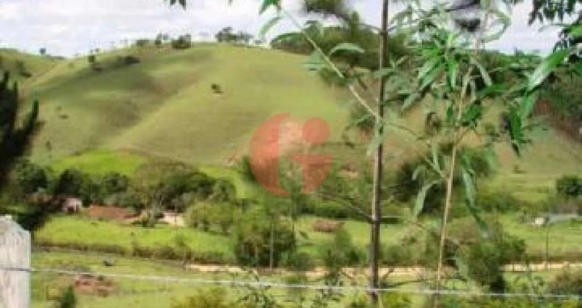 Terreno com casa com 30.000 m2 no bairro do Grama em Paraibura