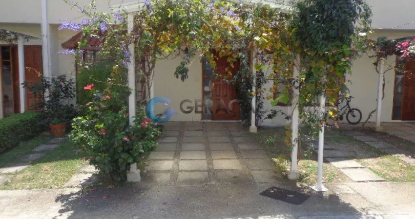 Sobrado em condomínio fechado para locação com 3 quartos e 3 vagas de garagem - 95m² no bairro Jardim Aquarius