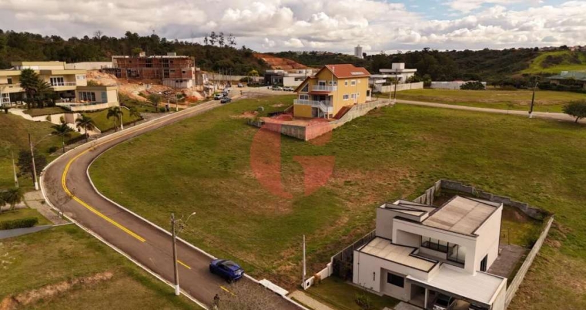 Terreno amplo em condomínio fechado à venda com 756 m²- No bairro Jardim Torrão de Ouro