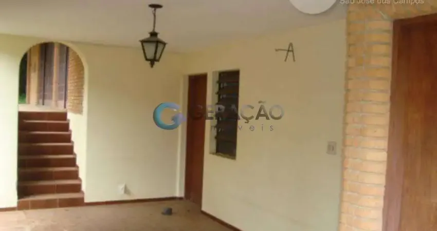 Casa sobrado à venda em condomínio fechado com 04 dormitórios sendo 01 suíte- 330 m²- Jardim das Colinas