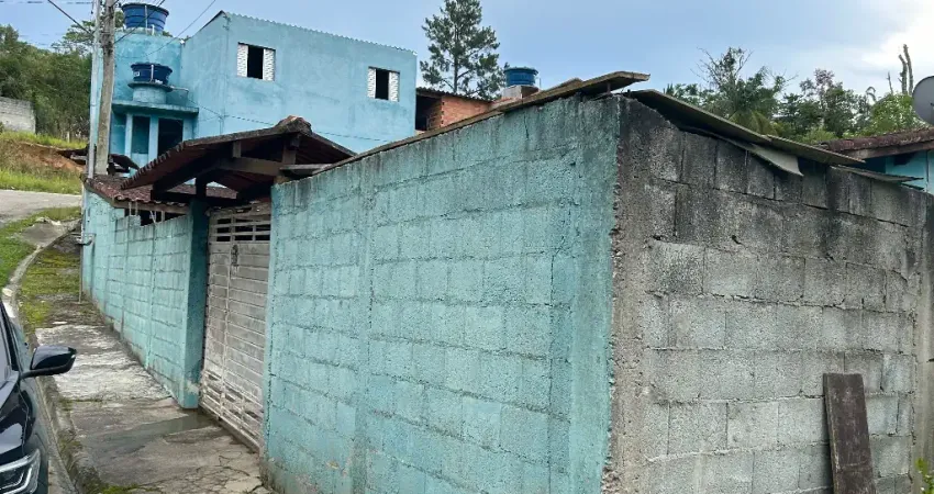 Imóvel com 3 casas, sendo uma casa principal e 2 casas alugadas
