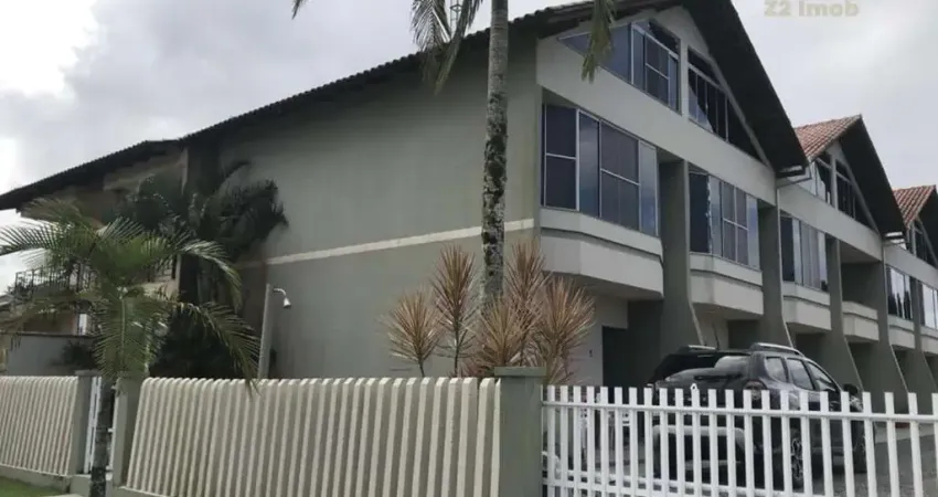 Sobrado à venda, 150m do mar, em condomínio fechado no volta ao mundo, itapoá sc