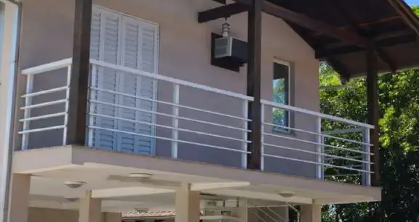 Casa à venda de 2 pavimentos com área gourmet, na Barra do Saí, ITAPOA - SC