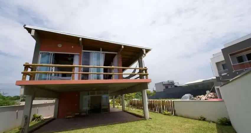 Casa a Venda, a 20 metros da praia | 3 dormitórios com 2 suítes - Pontal do Norte, ITAPOA - SC