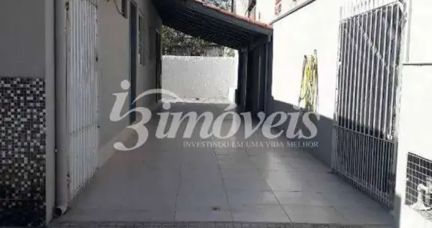 Casa à venda, 2 quartos, com amplo quintal, Bairro São João, Itajaí-SC