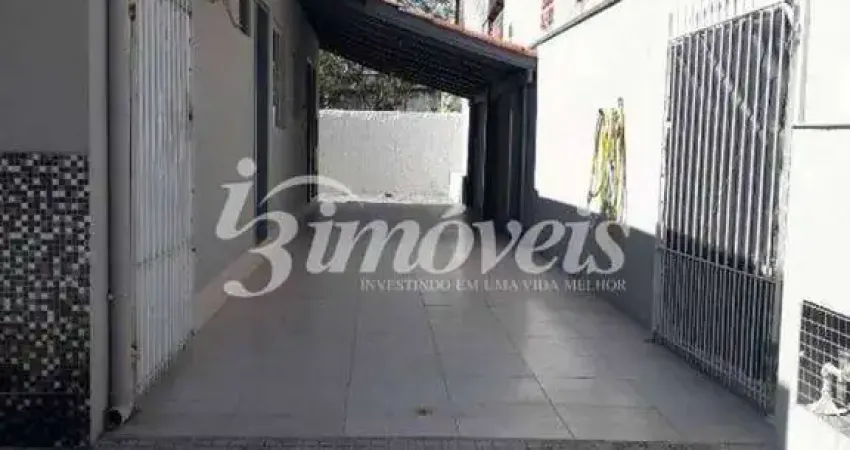 Casa à venda, 2 quartos, com amplo quintal, bairro são joão, itajaí-sc