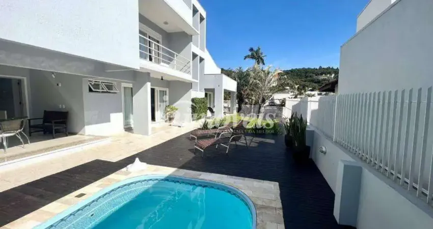 Sobrado alto padrão e semimobiliado à venda, 3 quartos sendo 2 suítes, 5 vagas, bairro cabeçudas, itajaí-sc