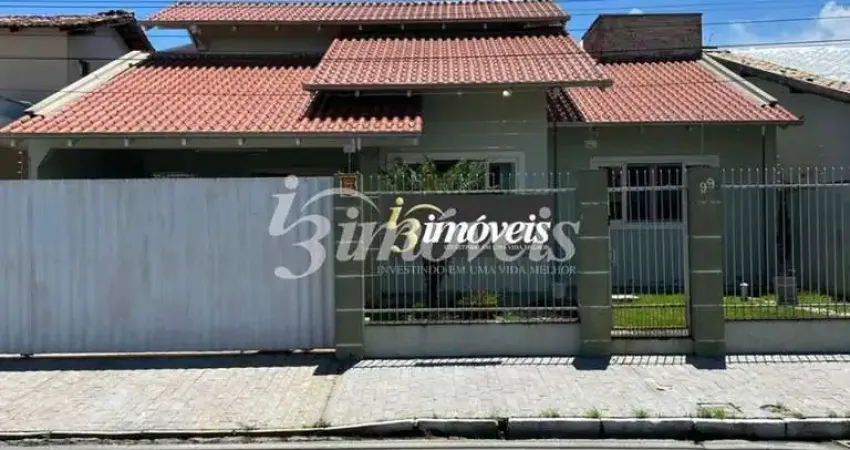 Casa à venda, AVERBADA, com 2 quartos, sendo 1 suíte, 1 mezanino, banheiro, lavanderia, área de lazer com churrasqueira , 2 vagas de garagem,  bairro Cordeiros, Itajaí, SC