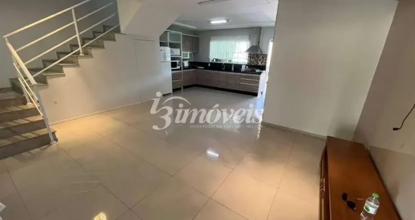 Sobrado semimobiliado à venda, com piscina, 3 quartos sendo 3 suítes, 2 vagas, bairro ressacada, itajaí-sc