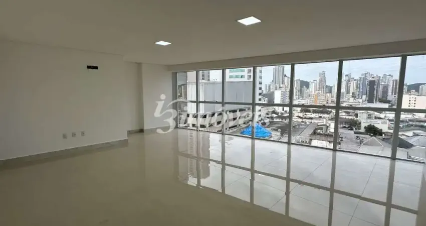 Sala comercial para locação anual, 46,59m² privativos, no centro de itajaí-sc