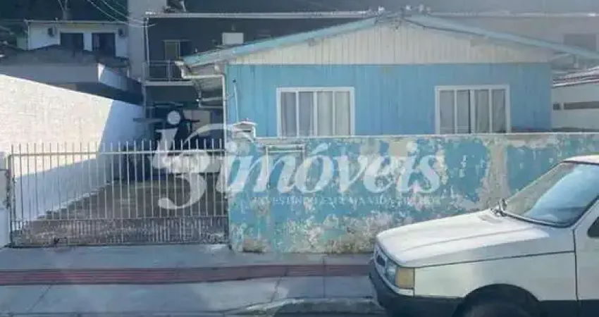 Casa a venda - 2 casas e 2 kitinets em um mesmo terreno no bairro fazenda em itajaí - sc.