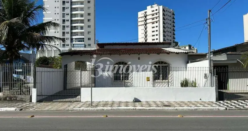 Casa para locação anual semimobiliada, com 3 quartos (sendo uma suíte), 4 vaga de garagem, no bairro Vila Operária, Itajaí -SC