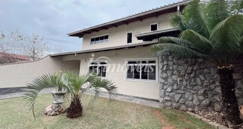 Casa semimobiliada à venda, com piscina e quintal, 4 quartos sendo 1 suíte, 5 vagas, Bairro São Judas, Itajaí-SC