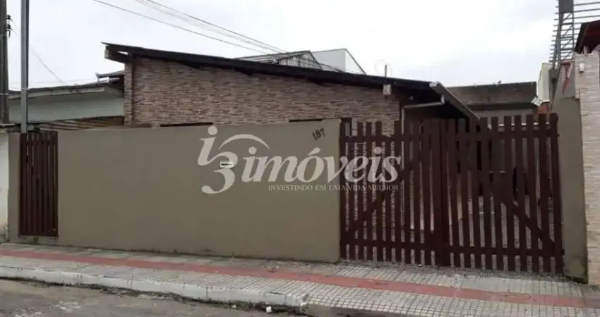 Imóvel com 4 apartamentos de 1 quarto para renda mensal no Bairro Cidade Nova em Itajaí- SC