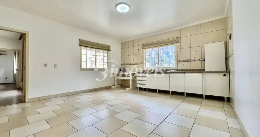 Casa semimobiliada para locação, com 2 quartos sendo 1 suíte, 2 vagas de garagem, bairro centro, itajaí sc