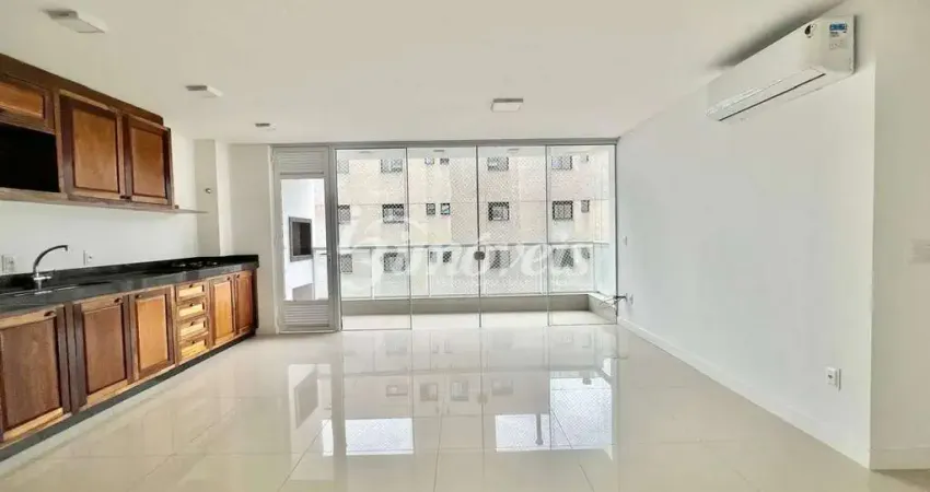 Apartamento semimobiliado para locação, 2 quartos sendo 1 suíte, 2 vagas de garagem, residencial porto januária, bairro fazenda, itajaí-sc