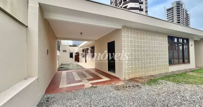 Casa semimobiliada para locação, 3 quartos, 3 vagas de garagem, bairro centro, itajaí sc