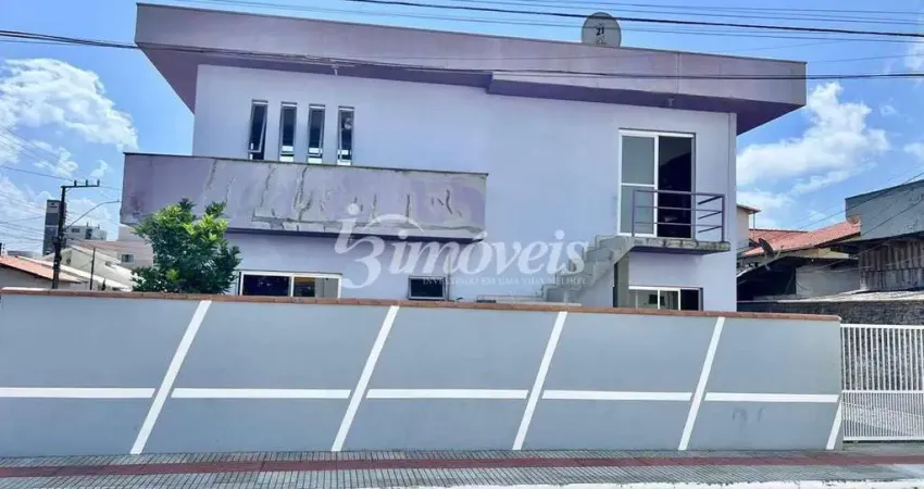 Casa semimobiliada para locação, com 2 quartos sendo 1 suíte, 1 vaga de garagem, bairro são judas, itajaí sc