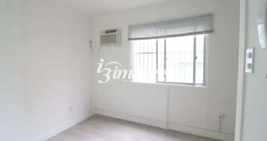 Sala em edifício comercial para locação anual no Centro em Balneário Camboriú/SC.