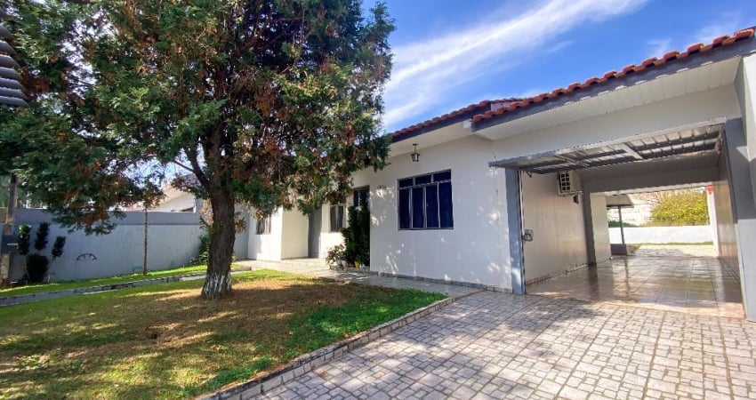 Oportunidade Imperdível: Ampla Casa com 3 Quartos e 6 Vagas no Alto Alegre!