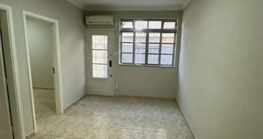 Oportunidade! apto térreo reformado, 2 quartos, excelente localização macuco/santos r$ 275,6 mil