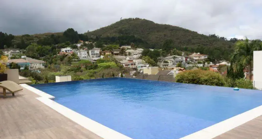 Linda e espetacular mansão com vista para alto do condominio. piscina com borda infinita