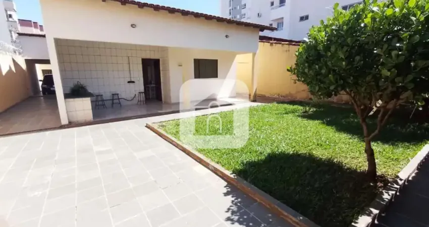 Casa com 5 quartos à venda no Santa Mônica, Uberlândia
