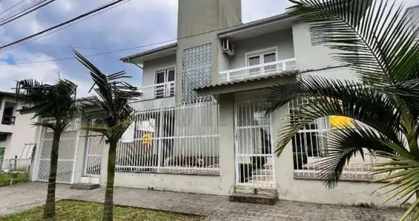 Casa no bairro Jardim Angélica com piscina