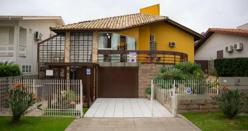 Casa 3 dormitórios 1 suíte com Piscina Comerciário