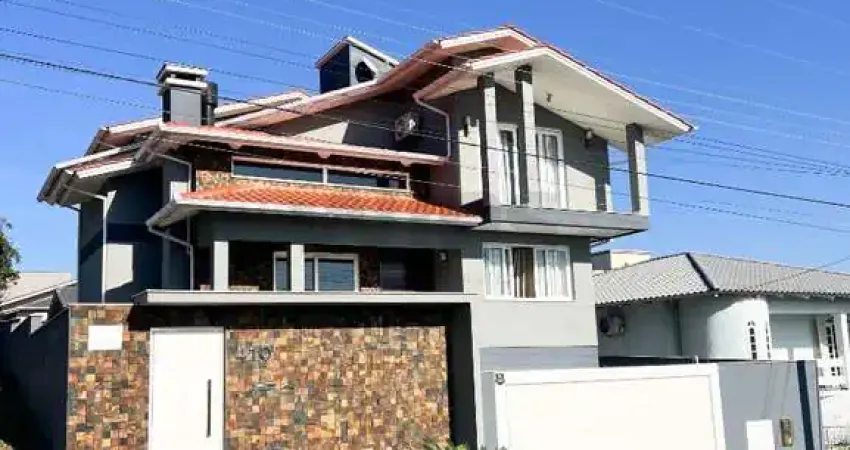 Casa 4 dormitórios suíte Semi mobiliada 2 garagens Criciúma Jardim Angélica