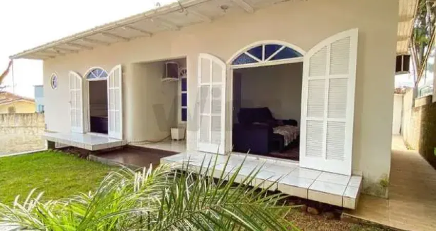 Casa 3 Dormitórios 1 Suíte com Edícula e Piscina em Içara (Averbada)