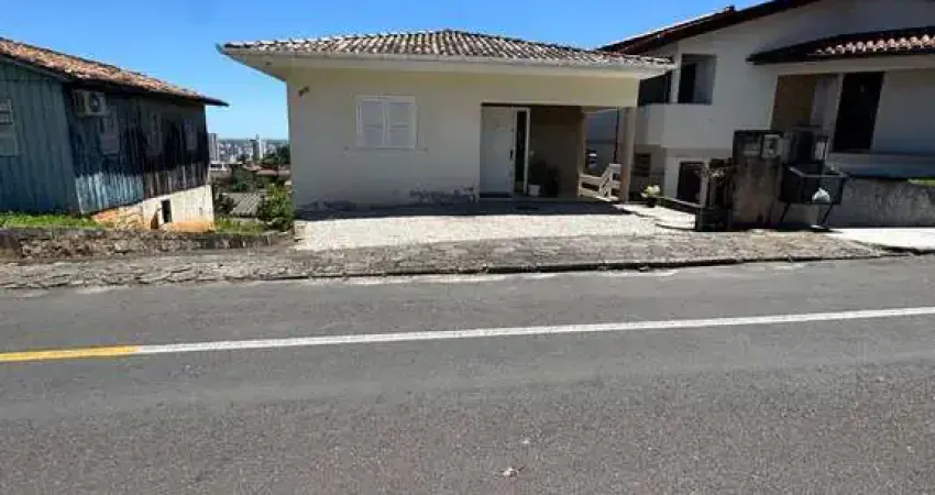 Casa de alvenaria com vista para a cidade | adaptada para pcd | próxima ao hospital são joão batista