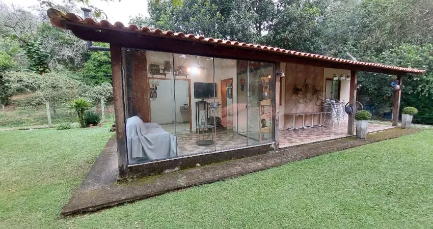 Aconchegante Chácara, em Amparo, Barra Mansa-RJ Com 6.000 m2, 2 casas mobiliadas, piscina, sauna e campo de futebol