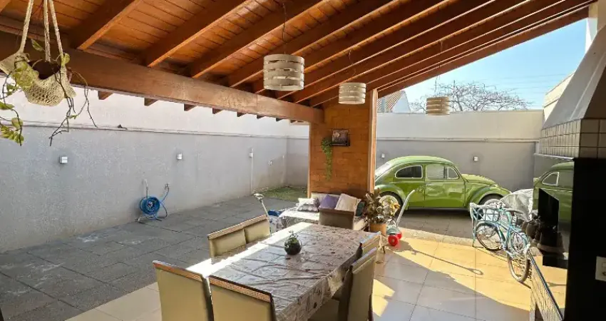 Localizado no final de rua, esse lindo sobrado oferece conforto, segurança e praticidade para quem busca um lar em uma das melhores regiões para morar.