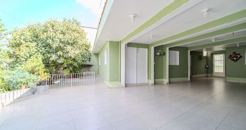 Casa à venda na Rua Adhemar Teixeira Machado, Veloso, Osasco - SP