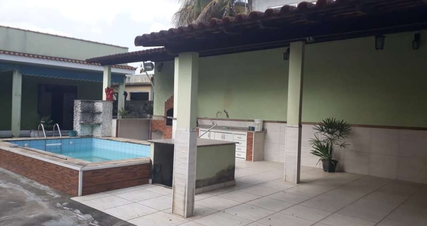 Casa à venda na Rua Vinte e Cinco de Agosto, Santa Lúcia, Duque de Caxias - RJ