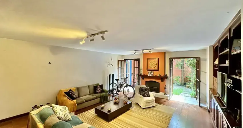 Casa à venda na Rua Rafael Clark, Jardim Jussara, São Paulo - SP