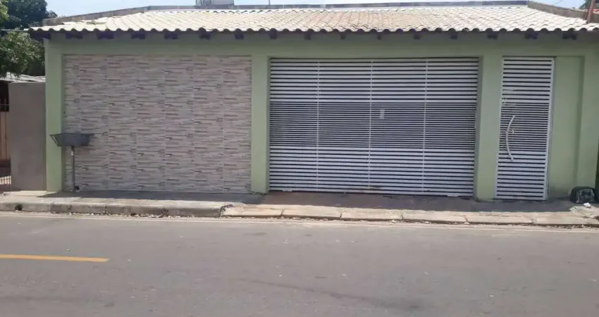 Casa ampla com ótima localização,02 quartos/suíte, garagem 02 veículos