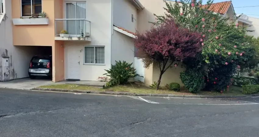 Lindo sbrado em condomínio fechado, com conforrto e segurança que sua família merecem, próximo a mercados, farmácias e shopping, agende uma visita e venha se encantar com este  imóvel.
