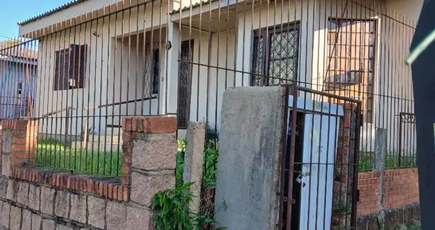 Casa 02 dormitorios ,02 bh na frente, ampla sala e demais peças e outra moradia aos fundos, ckm + 03 peças em alvenaria e pátio.