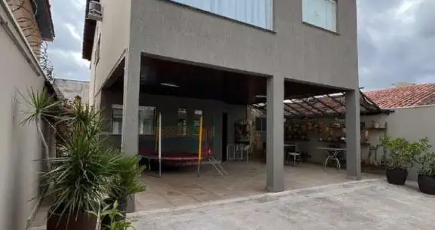 Imperdível oportunidade de adquirir casa de alto padrão na Vila Suissa, Mogi das Cruzes-SP: 3 quartos, 2 suítes, 3 salas, 4 banheiros, 4 vagas de garagem e 180,00 m² de área.