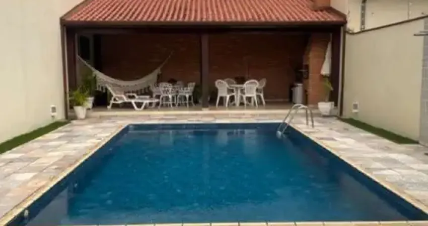 Sobrado à venda muito bem localizado em área comercial da Vila Oliveira em Mogi das Cruzes, são 3 suítes, salas, cozinha, churrasqueira e piscina. pis