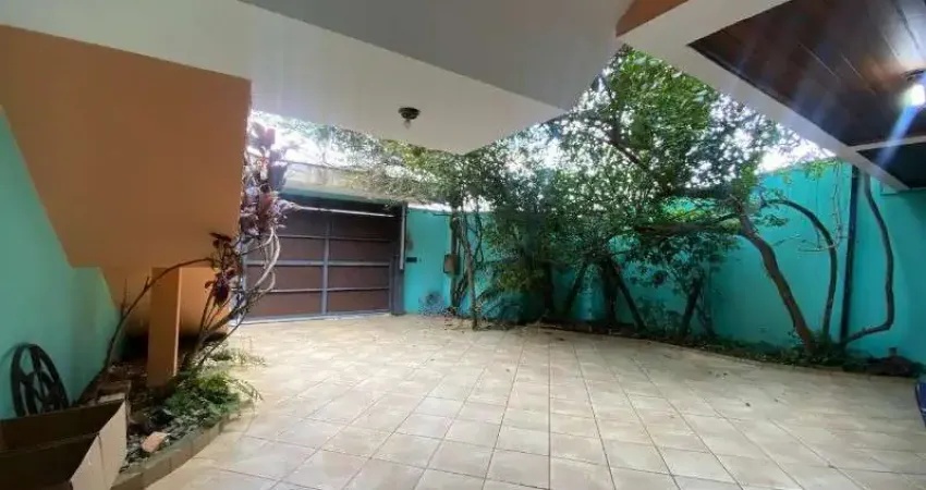 Casa à venda na Vila Suíssa, Mogi das Cruzes-SP, com 3 quartos, 1 suíte, 2 salas, 4 banheiros, 6 vagas e 242,50m².