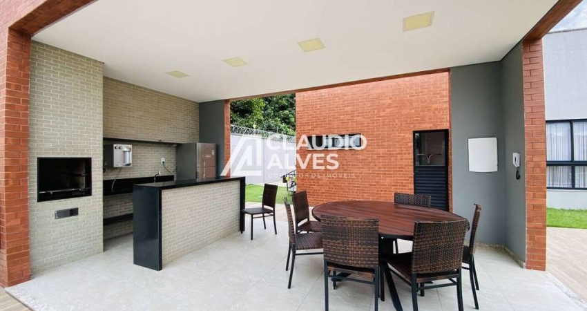 CASA COM 3 QUARTOS SENDO 3 SUÍTES EM CONDOMÍNIO NO BAIRRO SIM